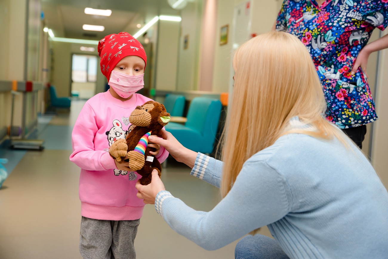 Зірки "плюсів" допомогли маленькій дівчинці, яка втратила зір, і зворушили вчинком (фото)